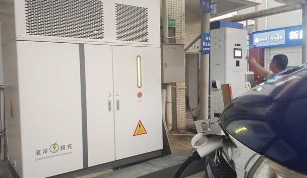 【重卡电动先锋】牛宝体育官网300-400kW重卡充电桩：亮点与应用典范(图2)